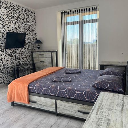 Home In Center With Jacuzzi Iwano-Frankiwsk Zewnętrze zdjęcie
