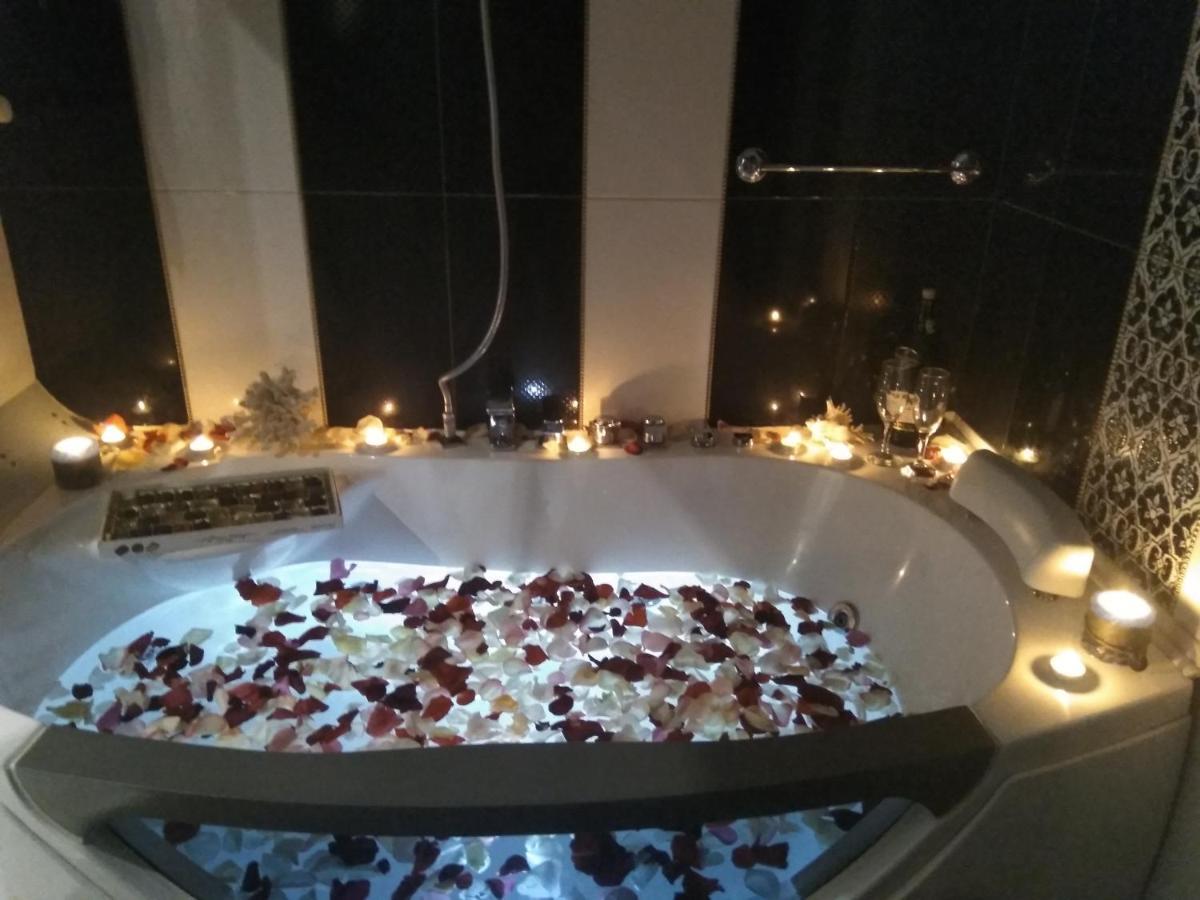 Home In Center With Jacuzzi Iwano-Frankiwsk Zewnętrze zdjęcie