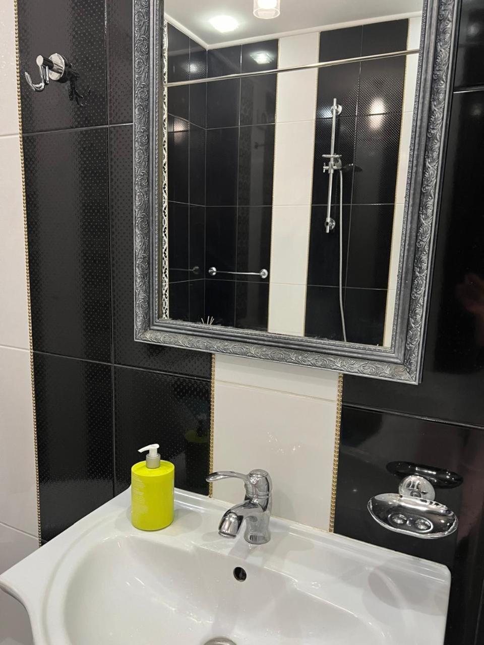 Home In Center With Jacuzzi Iwano-Frankiwsk Zewnętrze zdjęcie