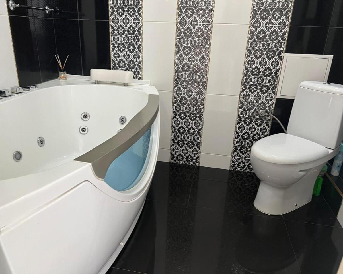 Home In Center With Jacuzzi Iwano-Frankiwsk Zewnętrze zdjęcie