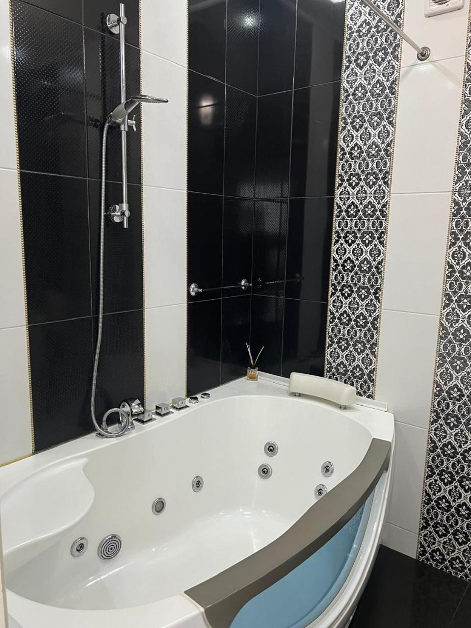 Home In Center With Jacuzzi Iwano-Frankiwsk Zewnętrze zdjęcie